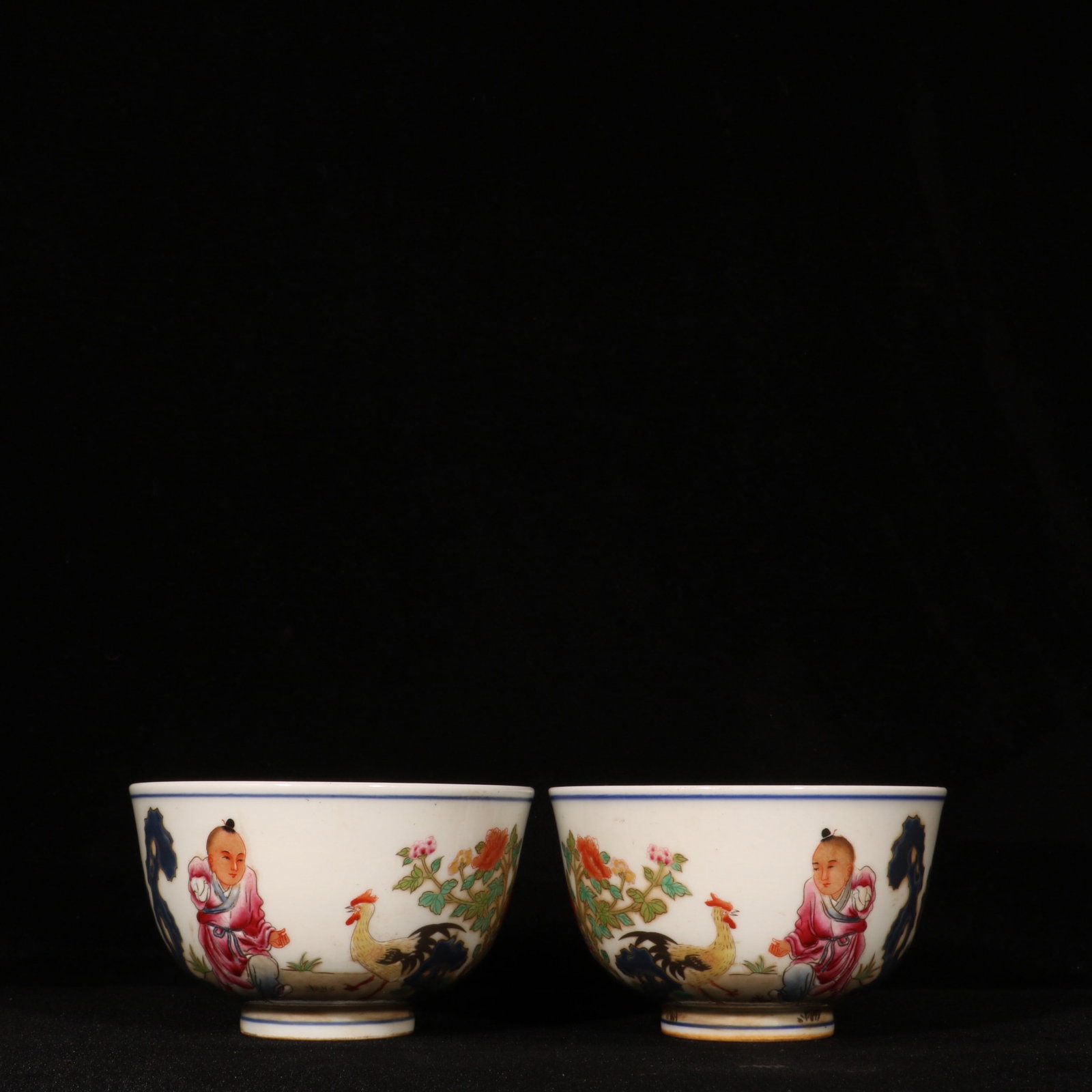 A pair of Exquisite Famille-Rose Figures Pattern Bowl: A pair of Exquisite Famille-Rose Figures Pattern Bowl,Qing Dynasty, China,Qianlong Six-character Mark,Size:2.5inx4.1in