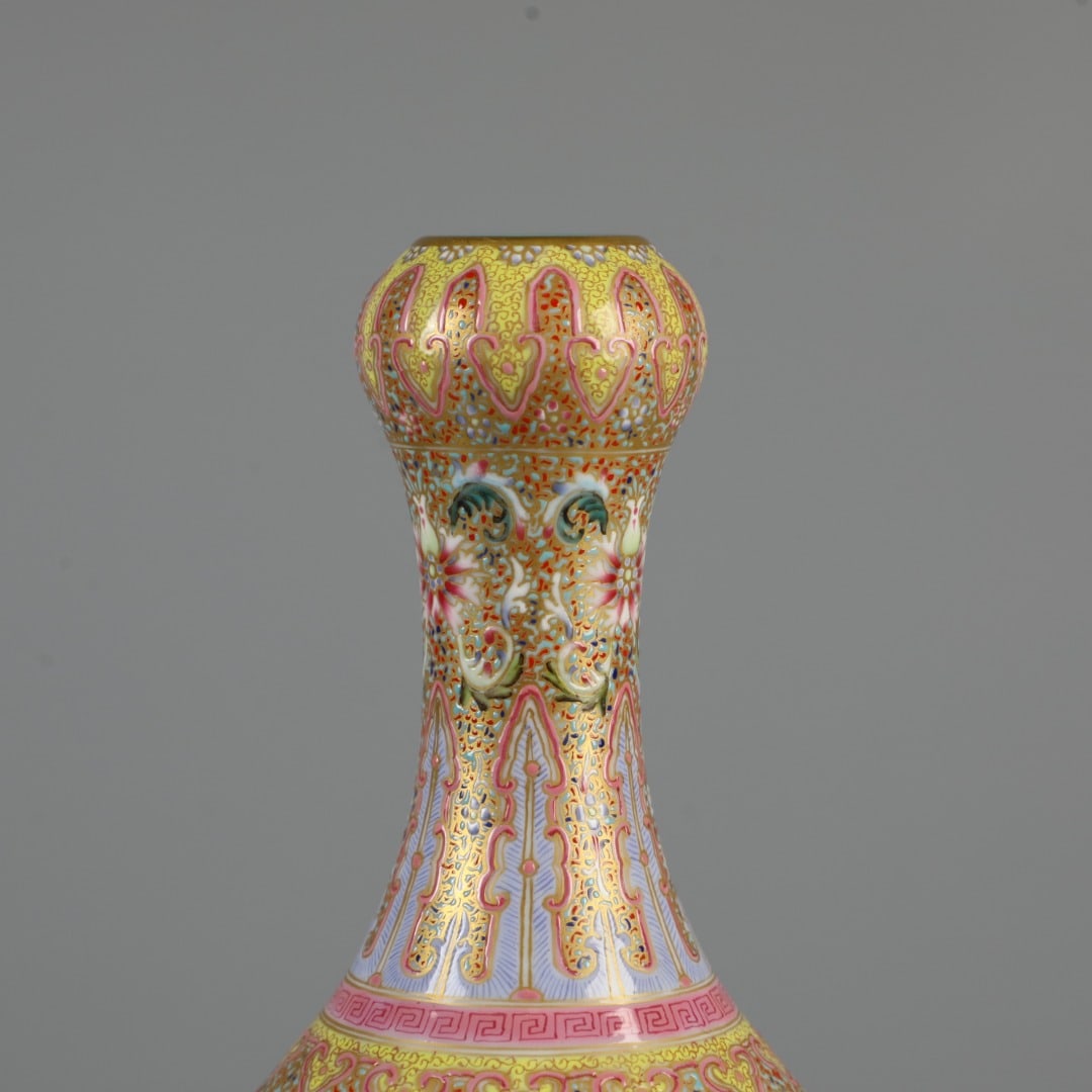 A Exquisite Enamel Flower and Bird Pattern Vase - 2