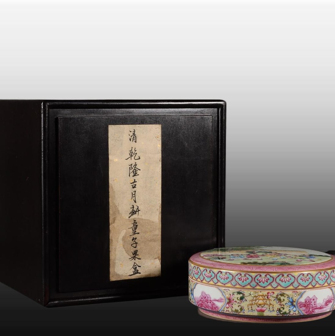 A Exquisite Enamel Figures Pattern Box: A Exquisite Enamel Figures Pattern Box,Qing Dynasty, China,Qianlong Six-character Mark,Size:2inx6.3in