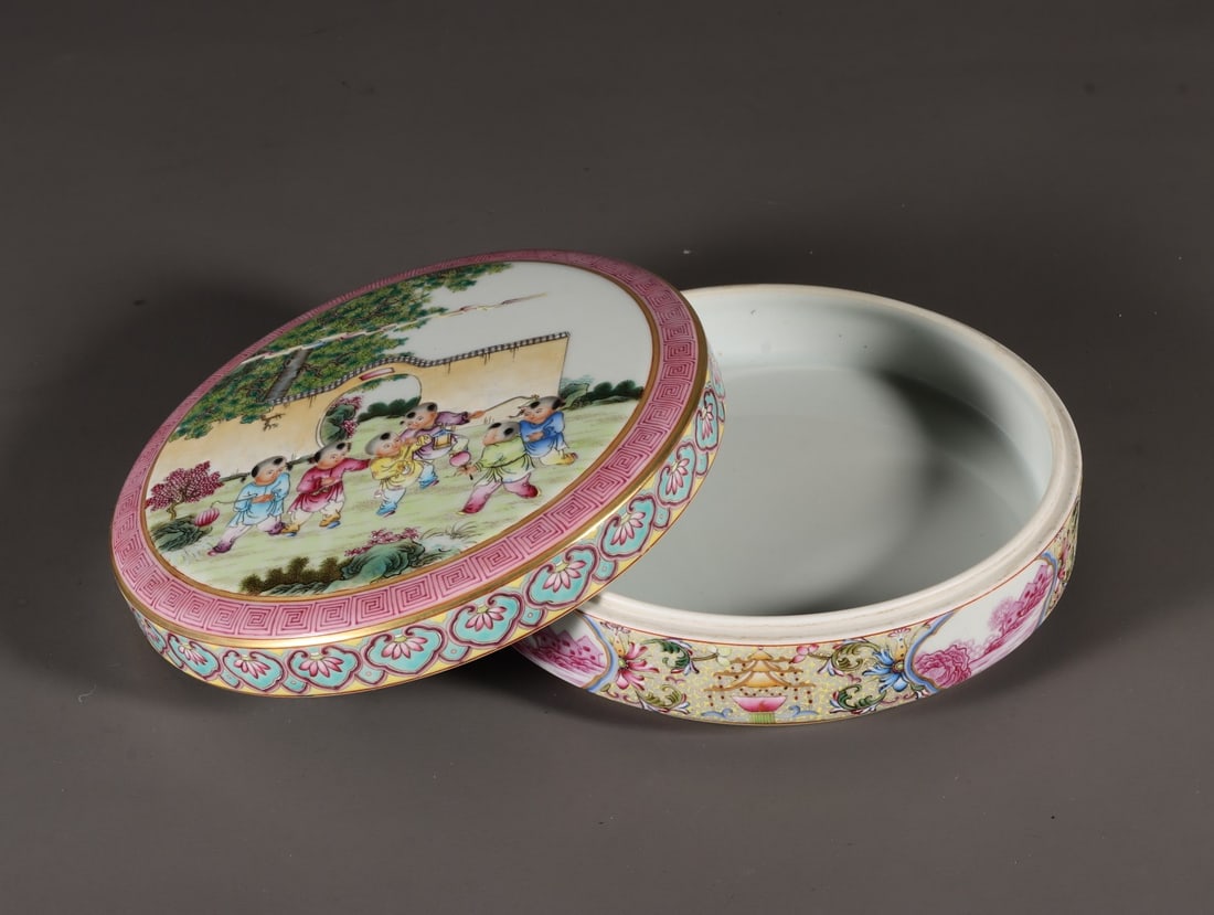 A Exquisite Enamel Figures Pattern Box - 5