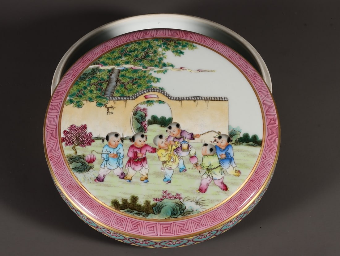 A Exquisite Enamel Figures Pattern Box - 6