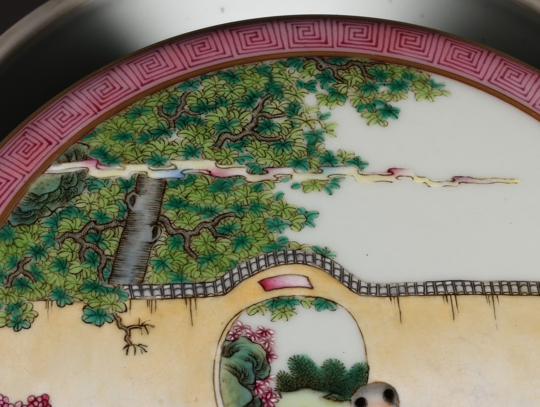A Exquisite Enamel Figures Pattern Box - 7