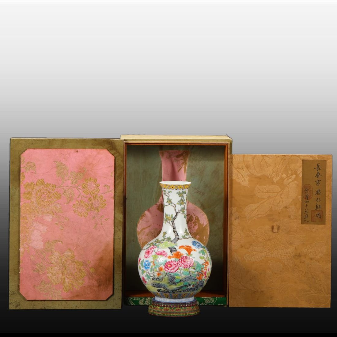A Exquisite Enamel Flower Pattern Vase: A Exquisite Enamel Flower Pattern Vase,Qing Dynasty, China,Yongzheng Four-character Mark,Size:9.8inx2.6inx5.9in