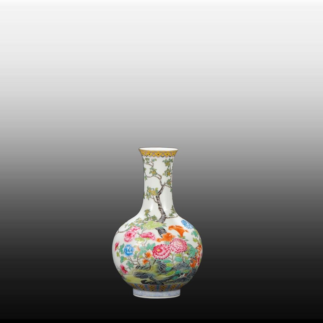 A Exquisite Enamel Flower Pattern Vase - 2