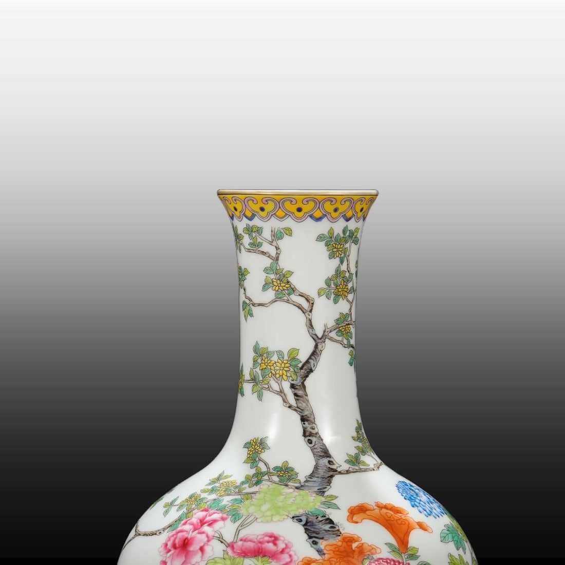 A Exquisite Enamel Flower Pattern Vase - 3