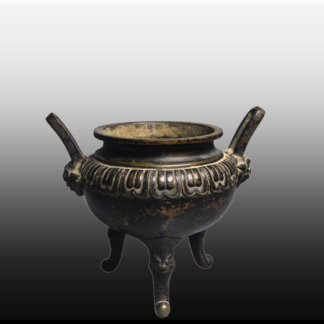 A Exquisite Coppery Double-Ears Censer: A Exquisite Coppery Double-Ears Censer,Ming Dynasty, China,Size:6.7inx5.1inx5.9in,Weight:866g 铜制双耳炉,中国明代