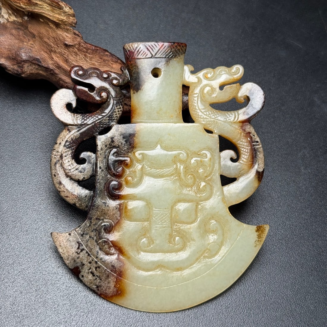 A Exquisite Hotan Jade Dragon Jade Bi: A Exquisite Hotan Jade Dragon Jade Bi,Qing Dynasty, China,Size:3.4inx2.7inx0.4in,Weight:61g 和田玉龙玉璧,中国清代