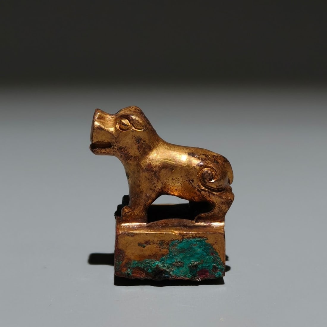 A Exquisite Gilt Bronze Auspicious Beast Seal: A Exquisite Gilt Bronze Auspicious Beast Seal,Han Dynasty, China,Size:1.4inx1.2inx0.8in,Weight:g 铜鎏金瑞兽印章,中国汉代