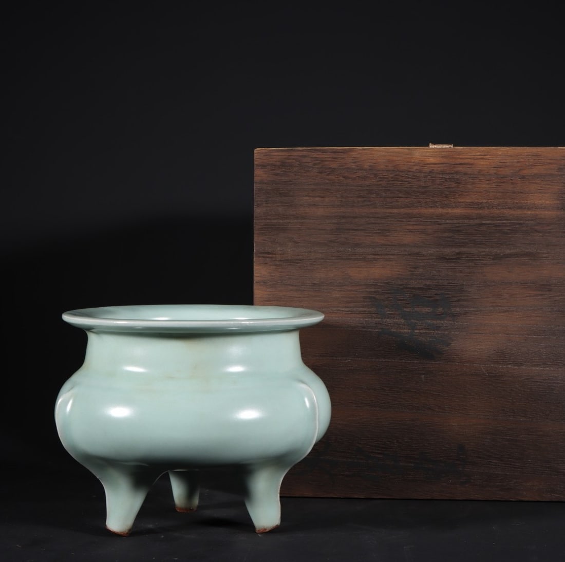 A Exquisite Guan yao Celadon Glzed Censer (1 of 9)