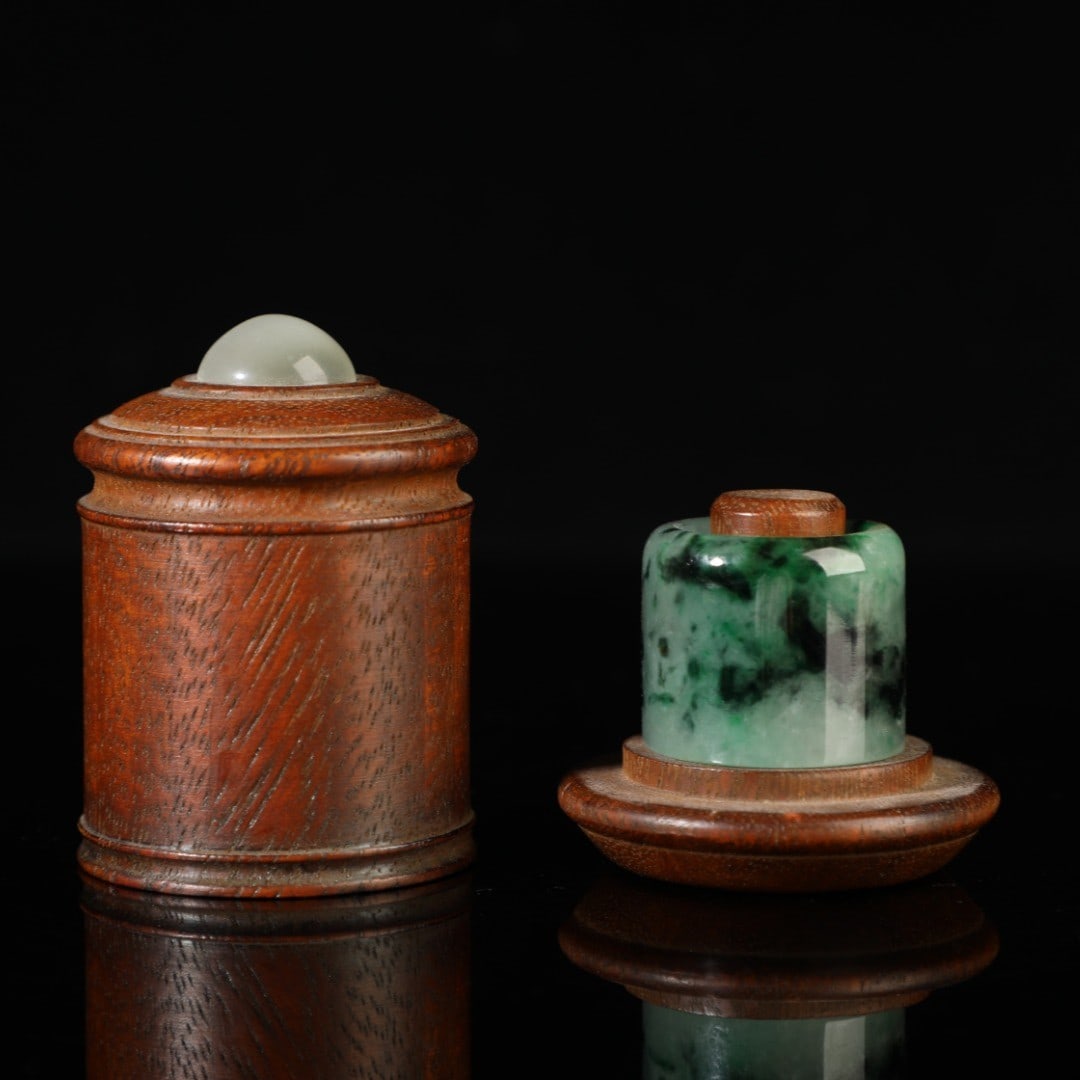 A Exquisite Jadeite Thumb Ring: A Exquisite Jadeite Thumb Ring,Qing Dynasty, China,Size:1.2in,Weight:37g 翡翠扳指,中国清代