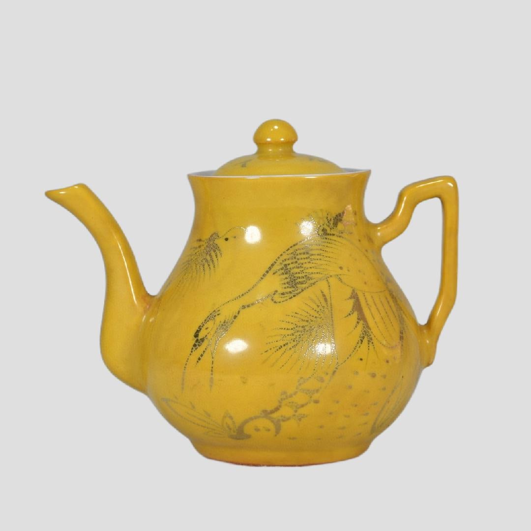 A Exquisite Yellow Glazed Painted Gold Pine and Crane Pattern Ewer: A Exquisite Yellow Glazed Painted Gold Pine and Crane Pattern Ewer,Qing Dynasty, China,With Mark,Size:6.7inx4.7in 黄釉描金松鹤纹壶,中国ę