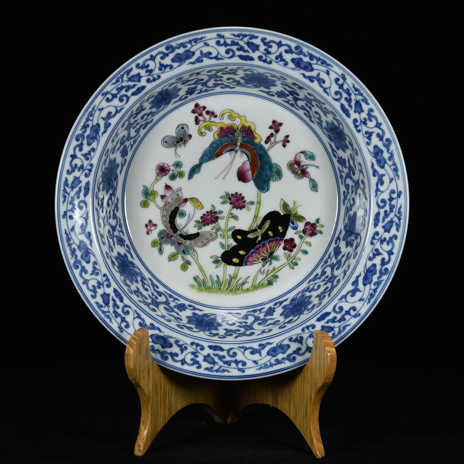 A Exquisite Blue and White Famille-Rose Flower and Butterfly Pattern Plate: A Exquisite Blue and White Famille-Rose Flower and Butterfly Pattern Plate,Qing Dynasty, China,Yongzheng Six-character Mark,Size:2.2inx8.7in