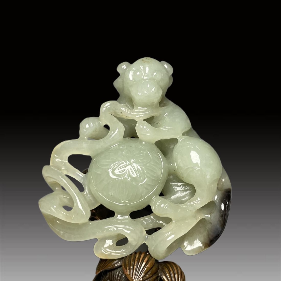 A Exquisite Hotan Jade Lion Ornament: A Exquisite Hotan Jade Lion Ornament,Qing Dynasty, China,Size:2.3inx2.5inx0.9in,Weight:57g 和田玉狮摆件,中国清代