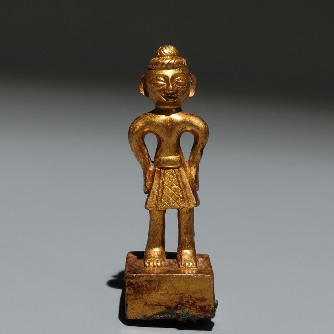 A Exquisite Gilt Bronze Figures Seal: A Exquisite Gilt Bronze Figures Seal,Han Dynasty, China,Size:2.2inx0.7in,Weight:g 铜鎏金人物印章,中国汉代