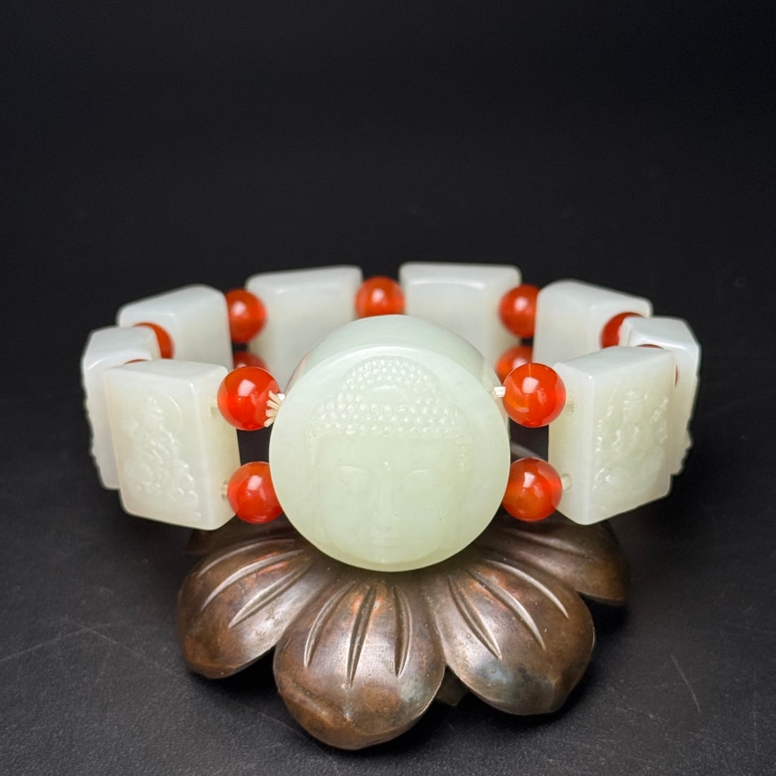 A Exquisite Hotan Jade Bracelets: A Exquisite Hotan Jade Bracelets,Qing Dynasty, China,Size:1.2inx0.7in、0.8inx0.7inx0.4in,Weight:111g 和田玉手串,中国清代