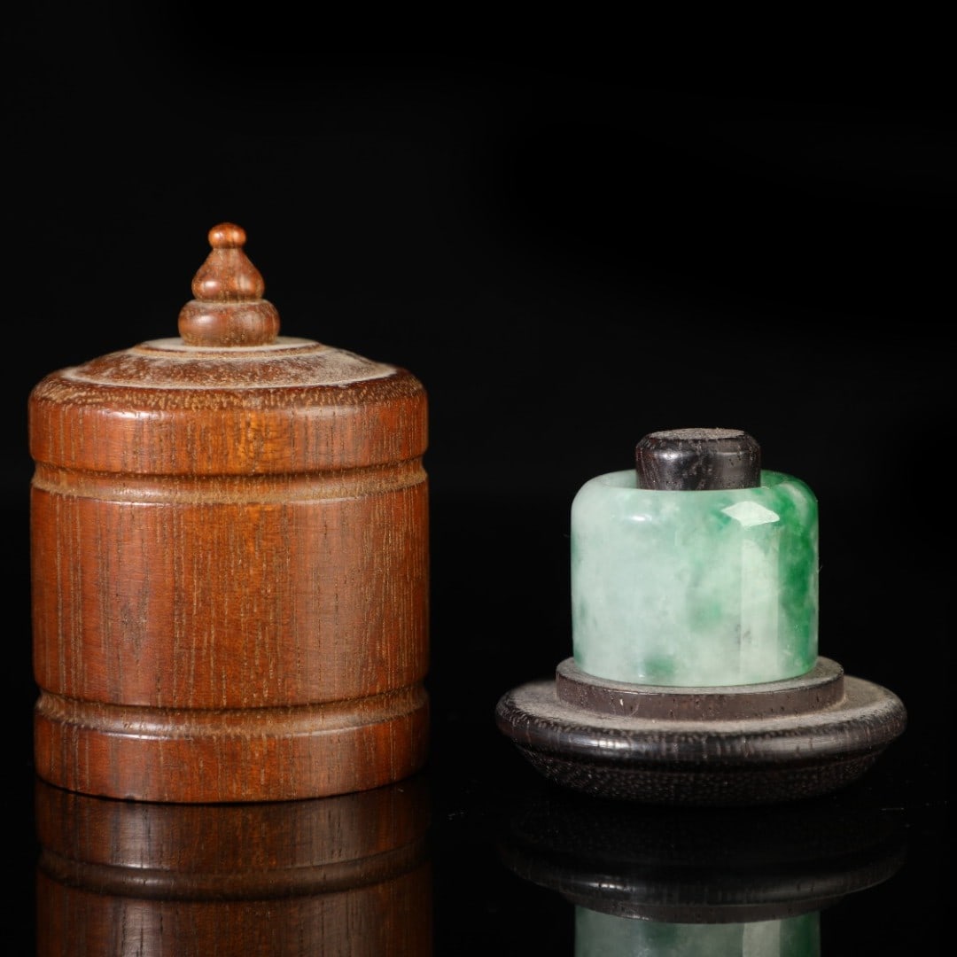 A Exquisite Jadeite Thumb Ring: A Exquisite Jadeite Thumb Ring,Qing Dynasty, China,Size:1.2in,Weight:33g 翡翠扳指,中国清代
