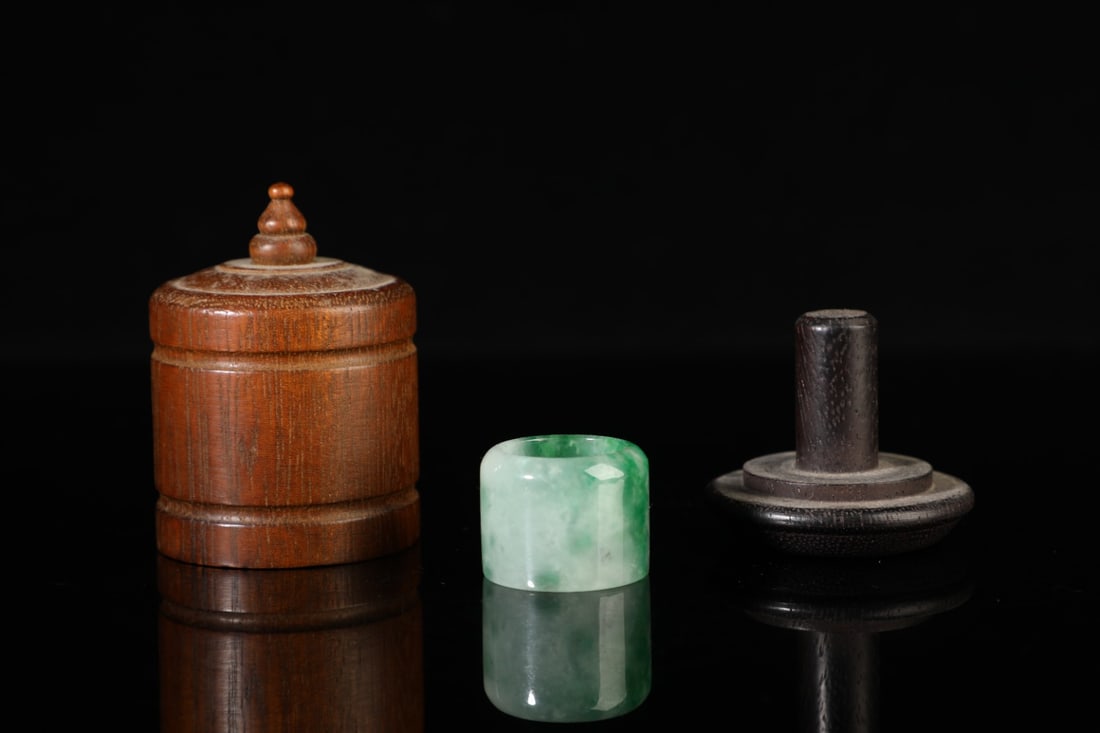 A Exquisite Jadeite Thumb Ring - 5