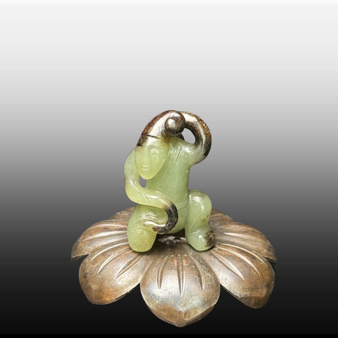 A Exquisite Hotan Jade Figures Carving: A Exquisite Hotan Jade Figures Carving,Qing Dynasty, China,Size:1.6inx1inx0.7in,Weight:19g 和田玉人物雕件,中国清代
