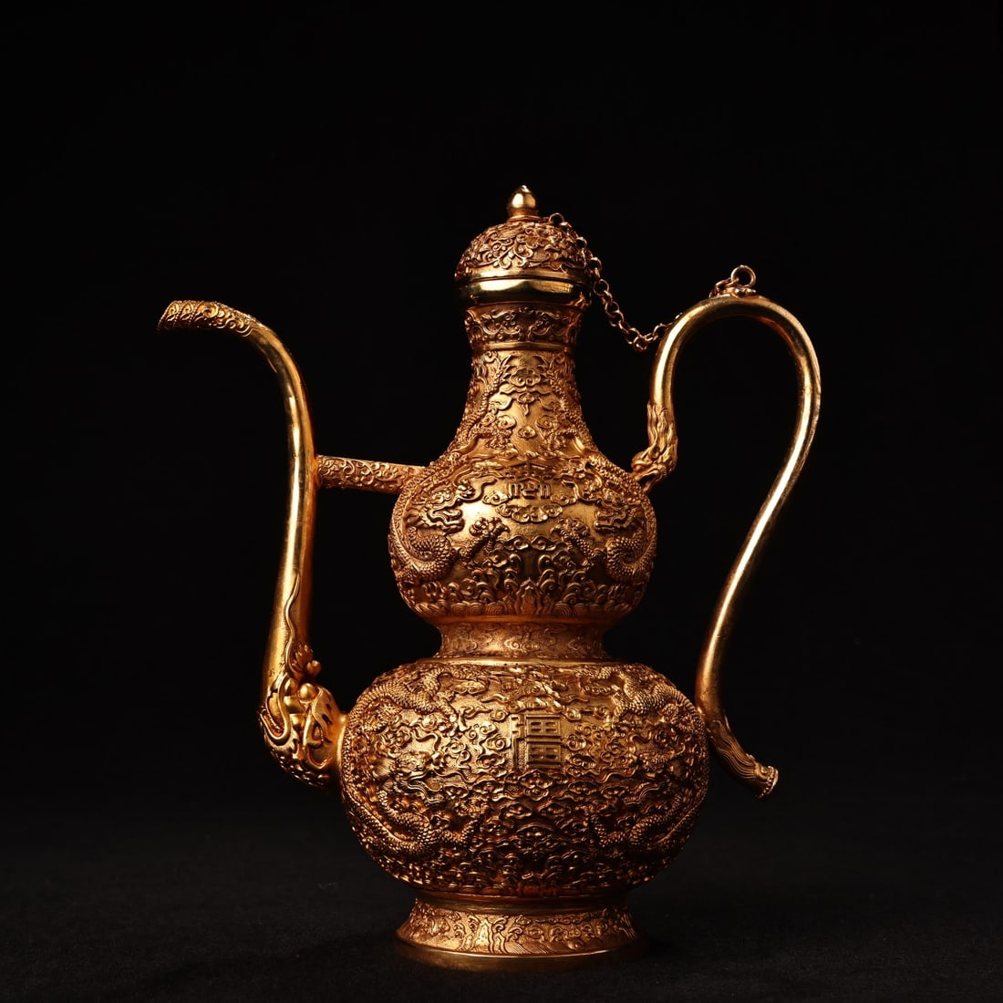 A Exquisite Gilt Bronze Dragon Pattern Ewer: A Exquisite Gilt Bronze Dragon Pattern Ewer,Qing Dynasty, China,Size:7.9inx6.3in ,Weight:700g 铜鎏金龙纹壶,中国清代