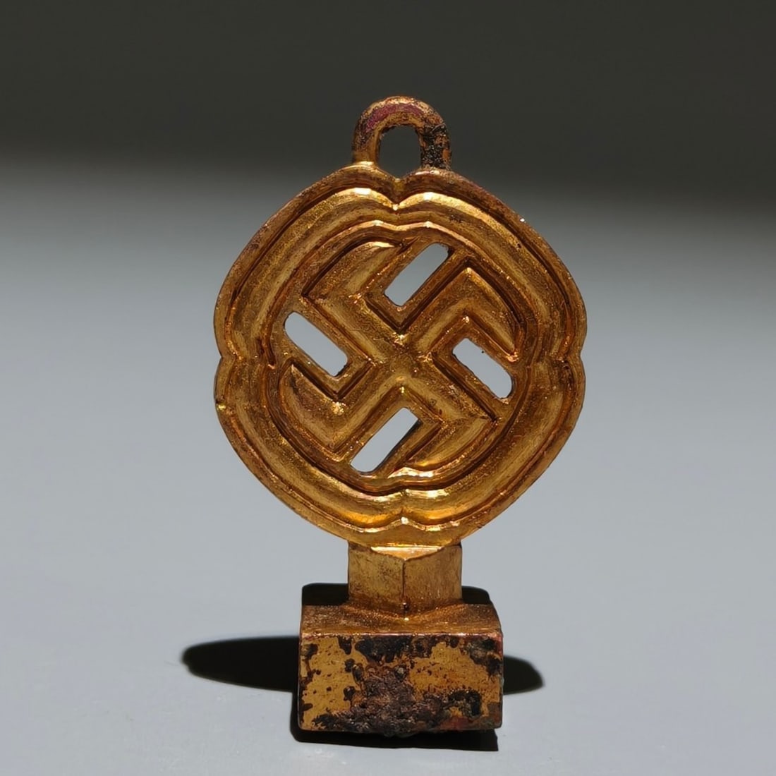 A Exquisite Gilt Bronze Seal: A Exquisite Gilt Bronze Seal,Han Dynasty, China,Size:2.2inx1.2inx0.7in,Weight:g 铜鎏金印章,中国汉代