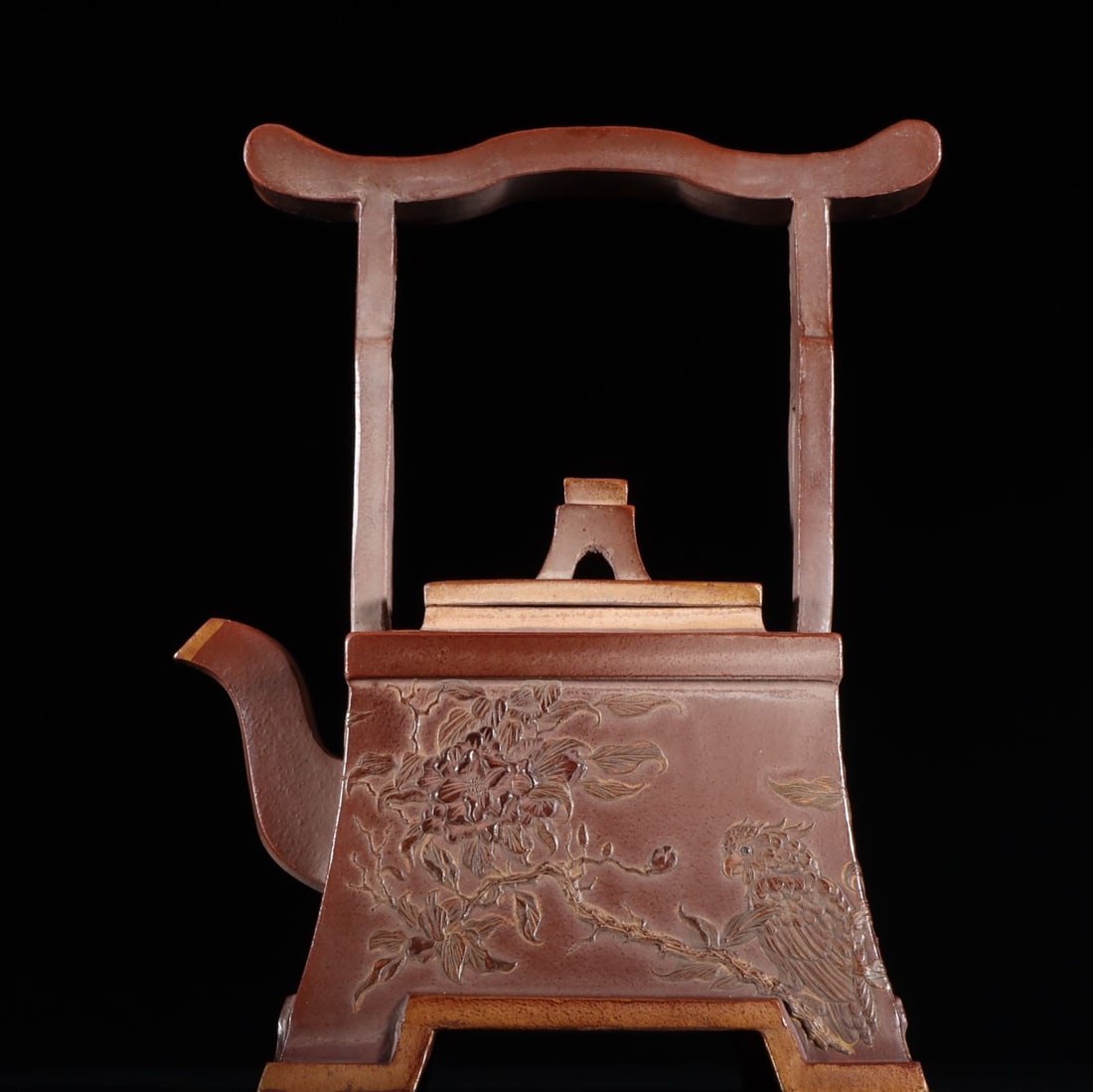 A Exquisite Clay Painting Painted Gold Flower and Bird Pattern Purple Sands Ewer: A Exquisite Clay Painting Painted Gold Flower and Bird Pattern Purple Sands Ewer,Qing Dynasty, China,With Mark,Size:7.1inx5in