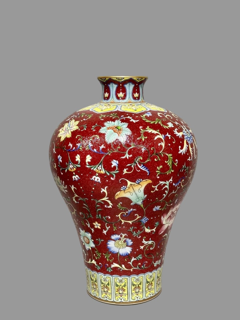 A Exquisite Ruby Red-Glazed Ground Lotus Pattern Vase - 2