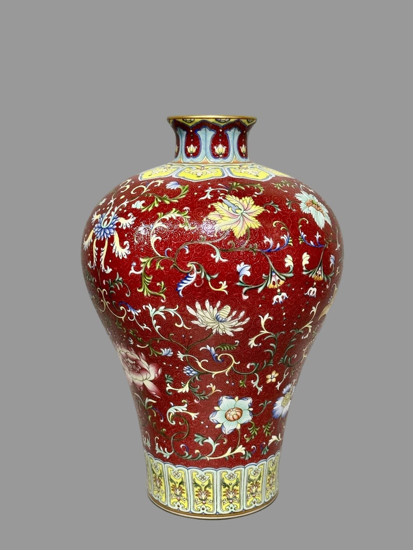 A Exquisite Ruby Red-Glazed Ground Lotus Pattern Vase - 3