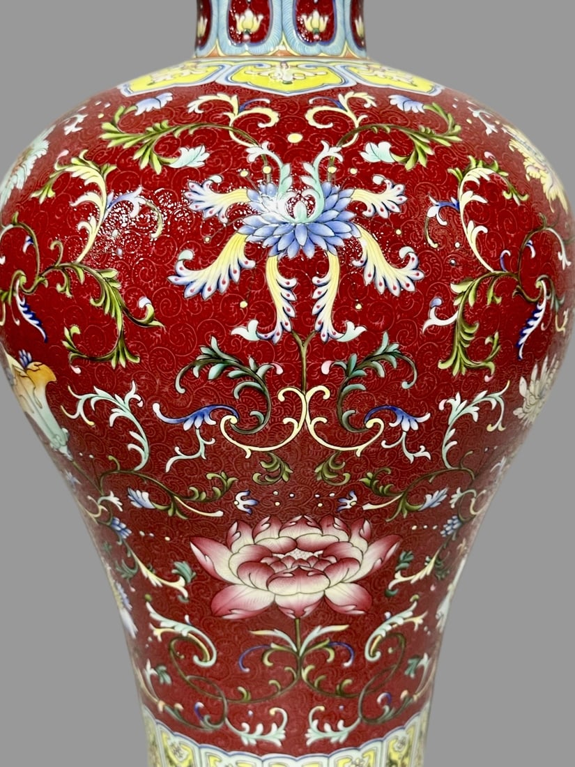 A Exquisite Ruby Red-Glazed Ground Lotus Pattern Vase - 4