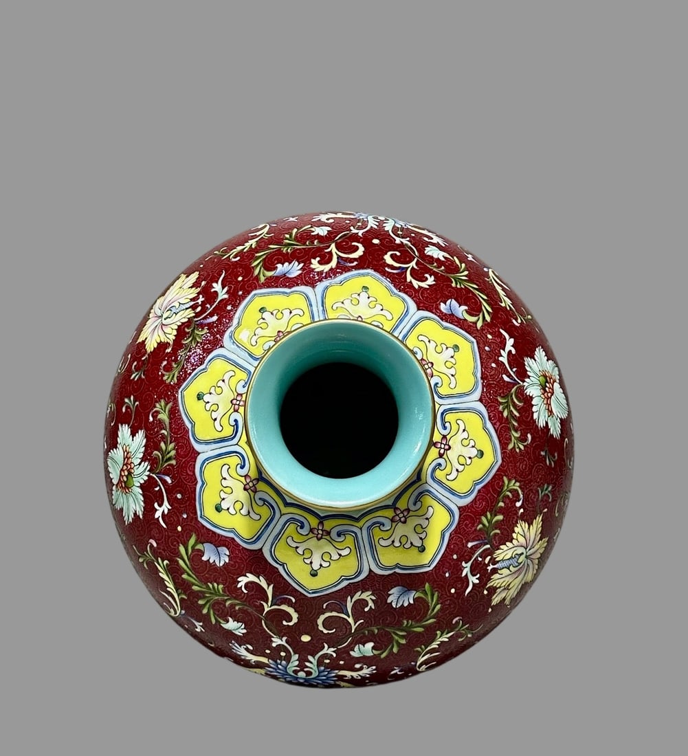 A Exquisite Ruby Red-Glazed Ground Lotus Pattern Vase - 5