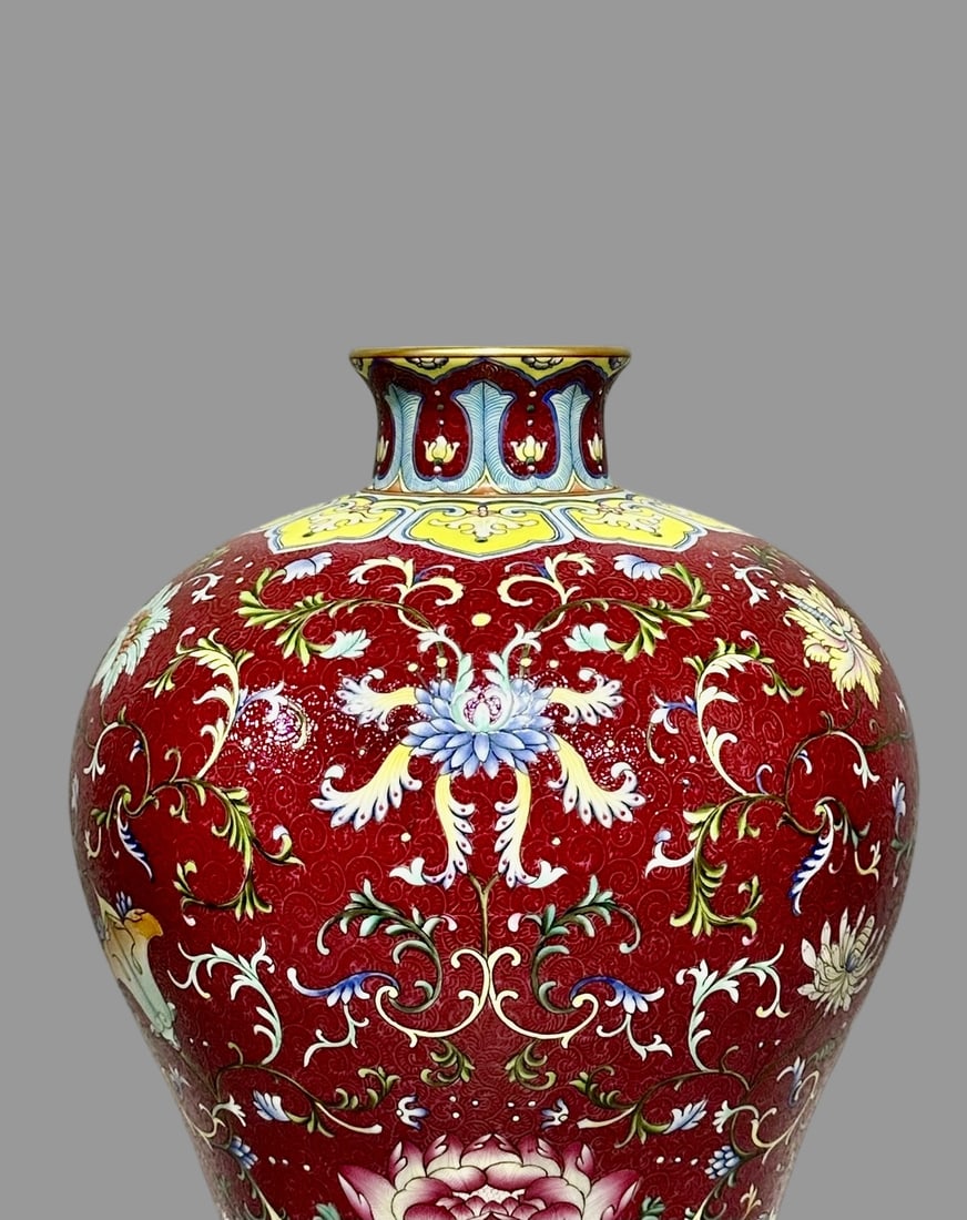 A Exquisite Ruby Red-Glazed Ground Lotus Pattern Vase - 6
