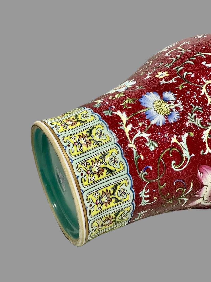 A Exquisite Ruby Red-Glazed Ground Lotus Pattern Vase - 7