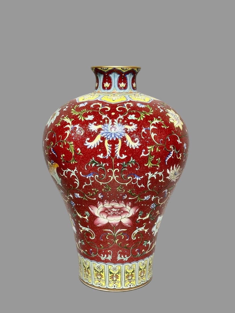 A Exquisite Ruby Red-Glazed Ground Lotus Pattern Vase - 8