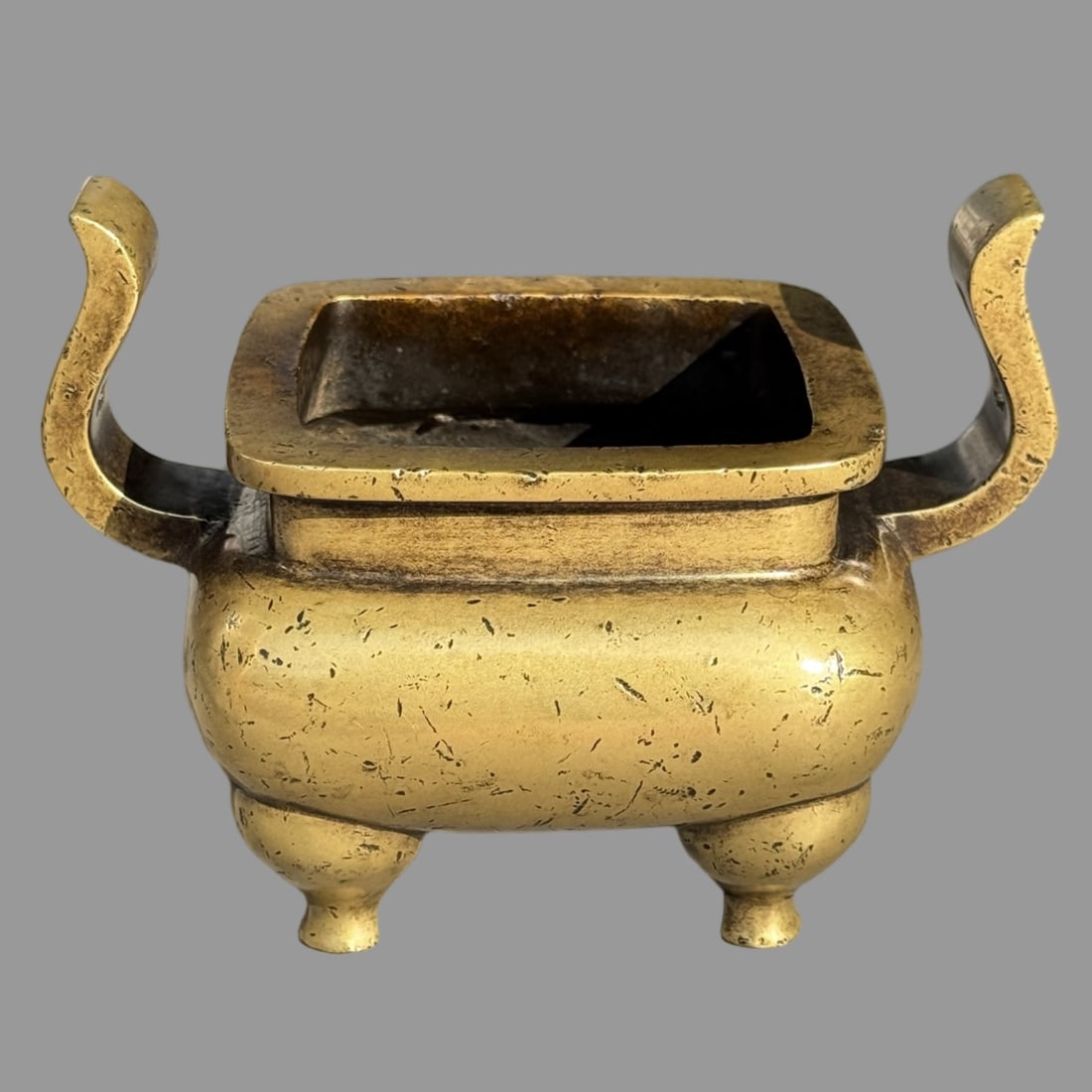 A Exquisite Copper Double-Ears Censer: A Exquisite Copper Double-Ears Censer,Ming Dynasty, China,Xuande Six-character Mark,Size:4.7inx3.9inx5.1in,Weight:2126g 铜双耳香炉,中国明代,ऩ
