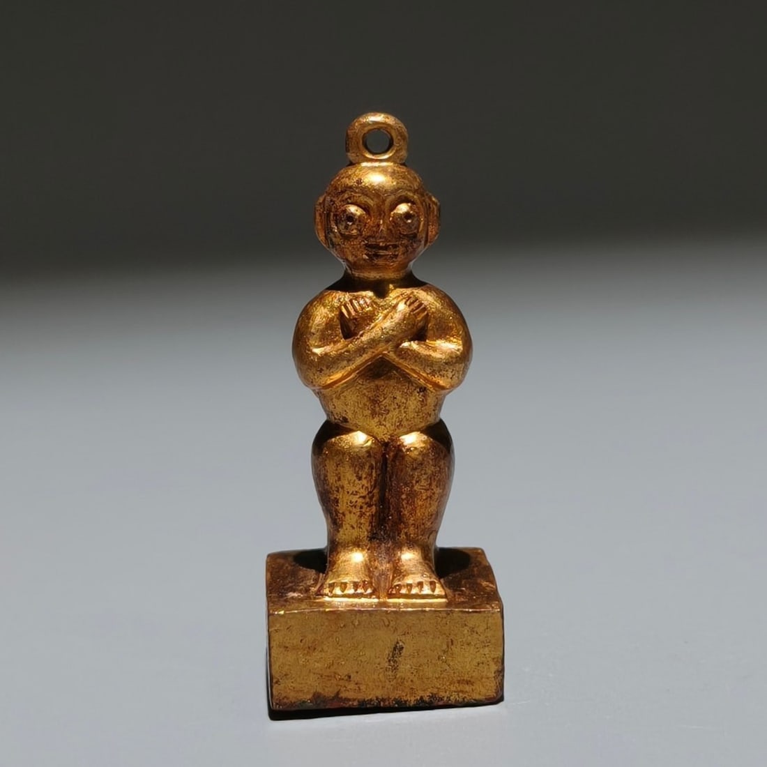 A Exquisite Gilt Bronze Figures Seal: A Exquisite Gilt Bronze Figures Seal,Han Dynasty, China,Size:2inx0.8in,Weight:g 铜鎏金人物印章,中国汉代
