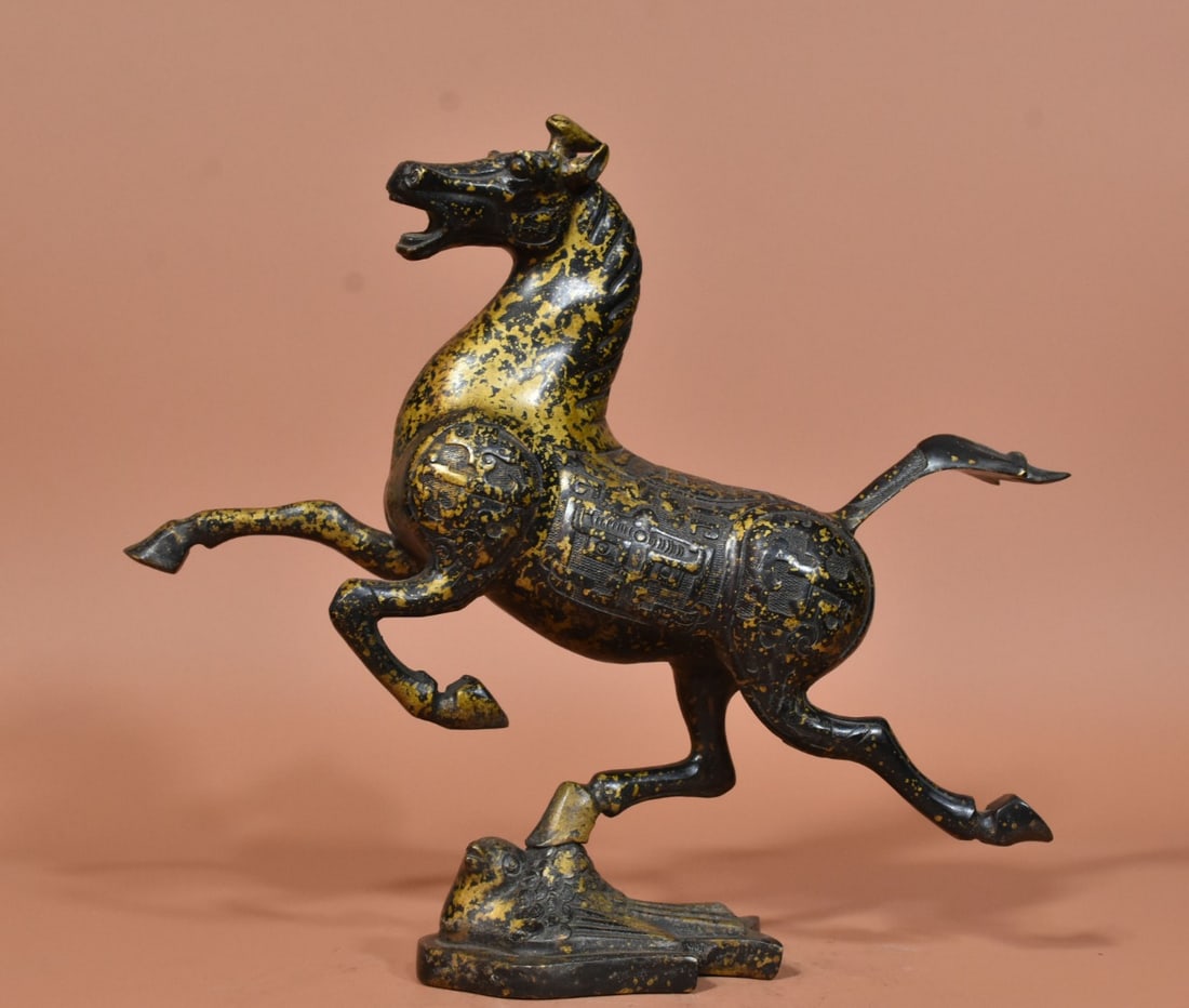 A Exquisite Gilt Bronze Horse Ornament: A Exquisite Gilt Bronze Horse Ornament,Ming Dynasty, China,Size:9.8inx11.4in,Weight:1550g 铜泥金马摆件,中国明代