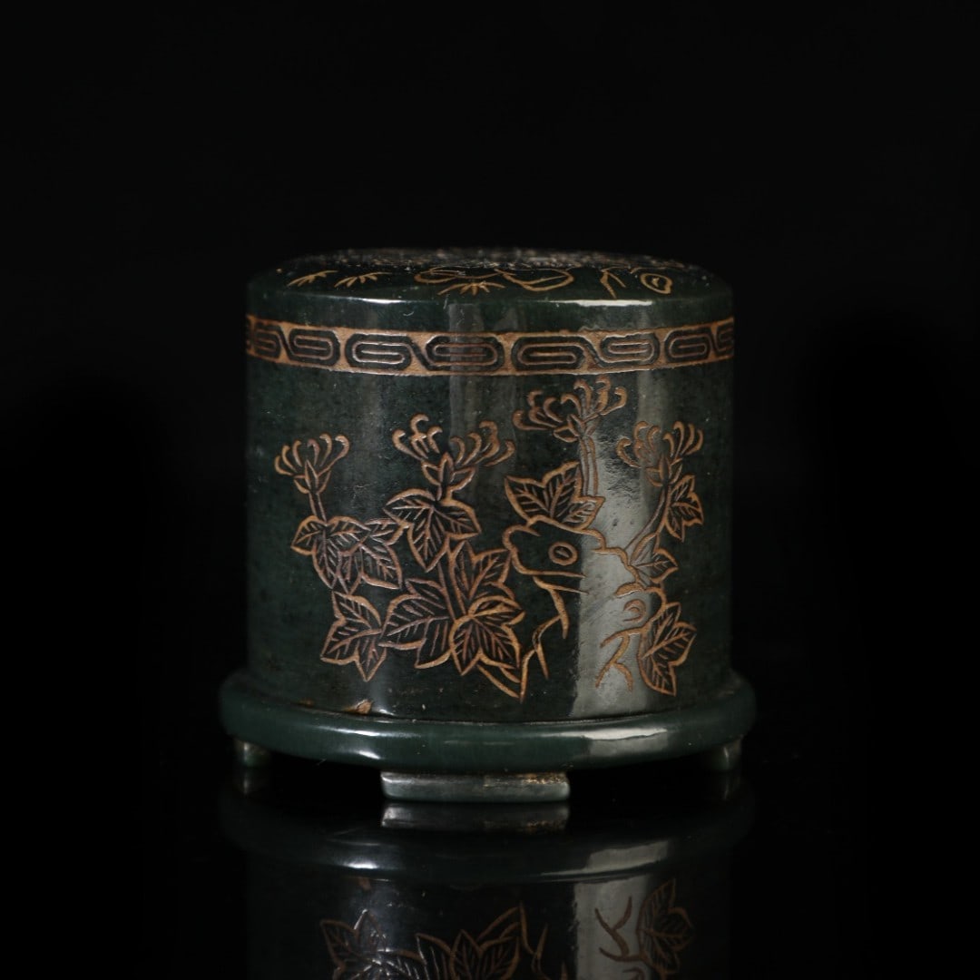 A Exquisite Hotan White Jade Poem Thumb Ring with Hotan Jasper Flower Pattern Box: A Exquisite Hotan White Jade Poem Thumb Ring with Hotan Jasper Flower Pattern Box,Qing Dynasty, China,Qianlong Four-character Mark,Size:2.4inx2.4in,Weight:333g