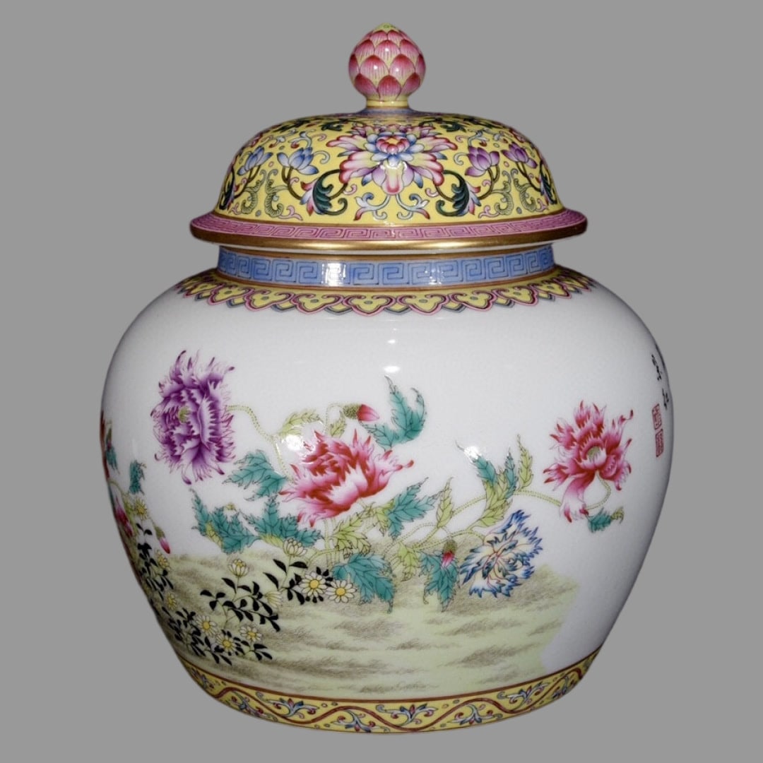 A Exquisite Enamel Flower Pattern Jar - 2