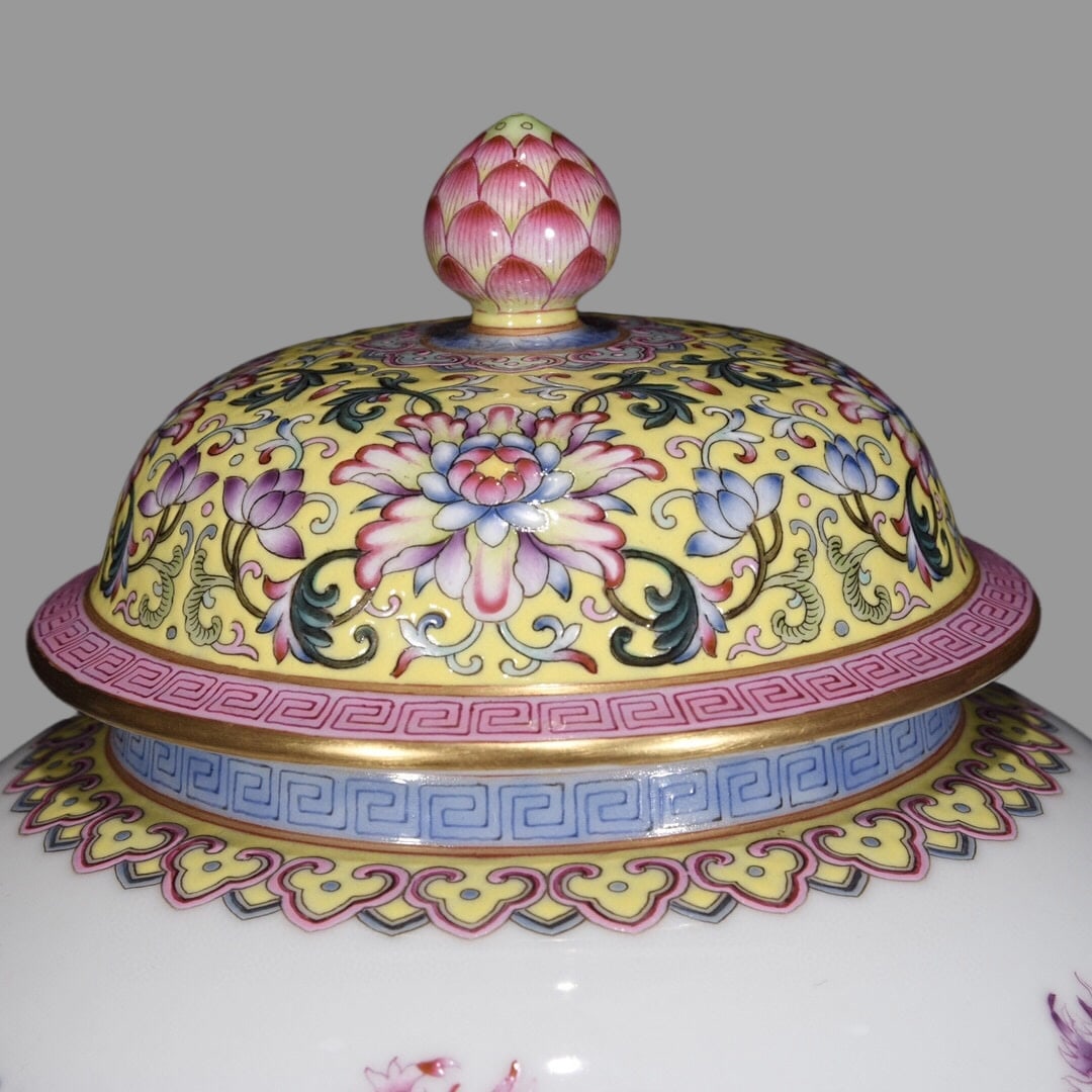 A Exquisite Enamel Flower Pattern Jar - 4