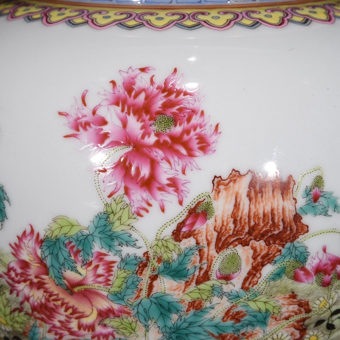 A Exquisite Enamel Flower Pattern Jar - 5