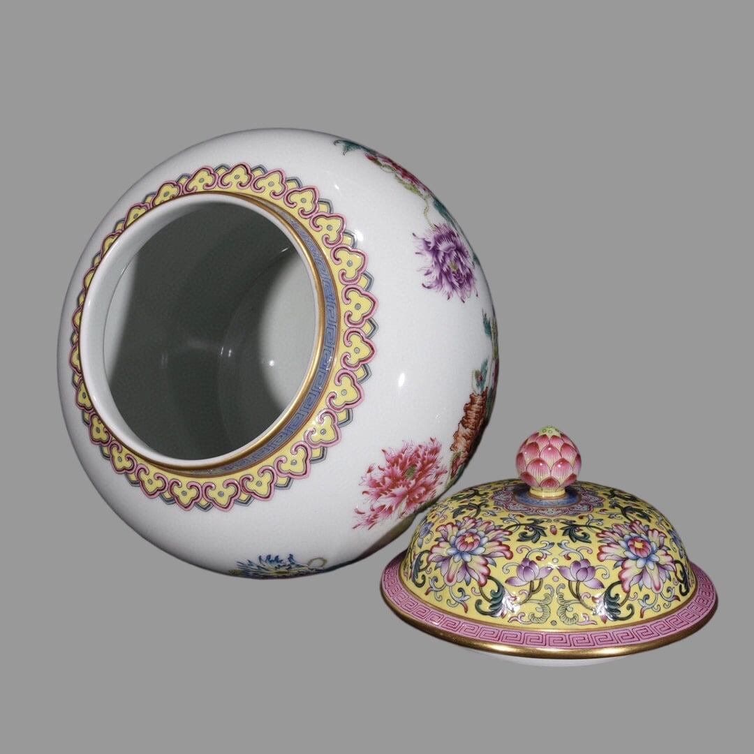 A Exquisite Enamel Flower Pattern Jar - 8