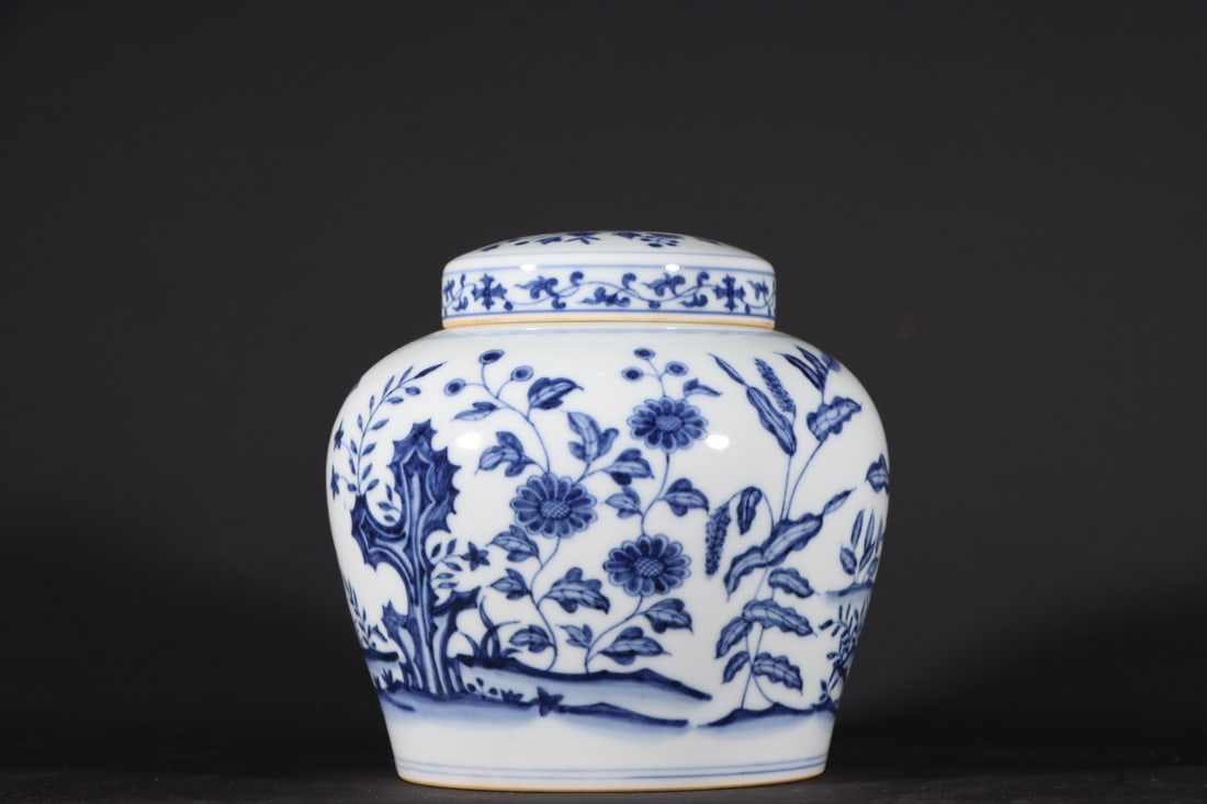 A Exquisite Blue and White Flower Pattern Jar - 3