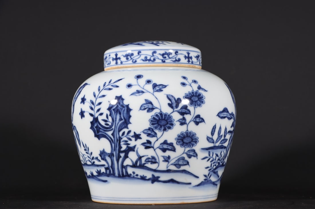 A Exquisite Blue and White Flower Pattern Jar - 6