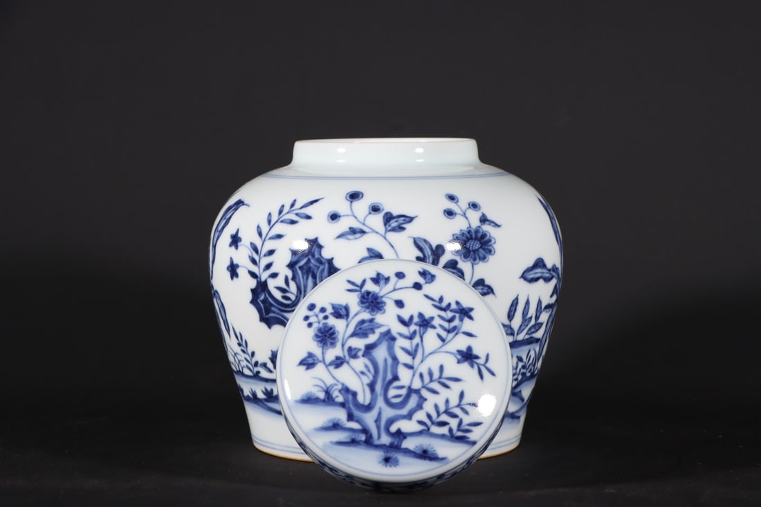 A Exquisite Blue and White Flower Pattern Jar - 7