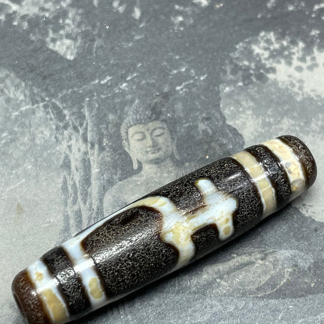 A Exquisite Tiger Tooth Dzi bead: A Exquisite Tiger Tooth Dzi bead,Qing Dynasty, China,Size:0.5inx2.2in 虎牙天珠,中国清代