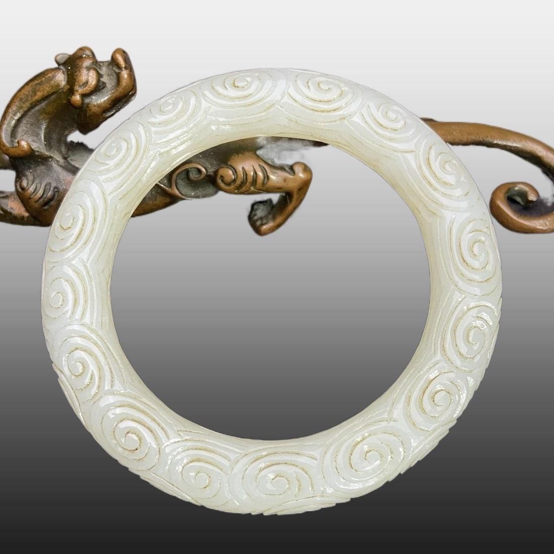 A Exquisite Hotan Jade Auspicious Cloud Pattern Bracelets: A Exquisite Hotan Jade Auspicious Cloud Pattern Bracelets,Ming Dynasty, China,Size:2.3inx0.4in,Weight:66g 和田玉云纹手镯,中国明代