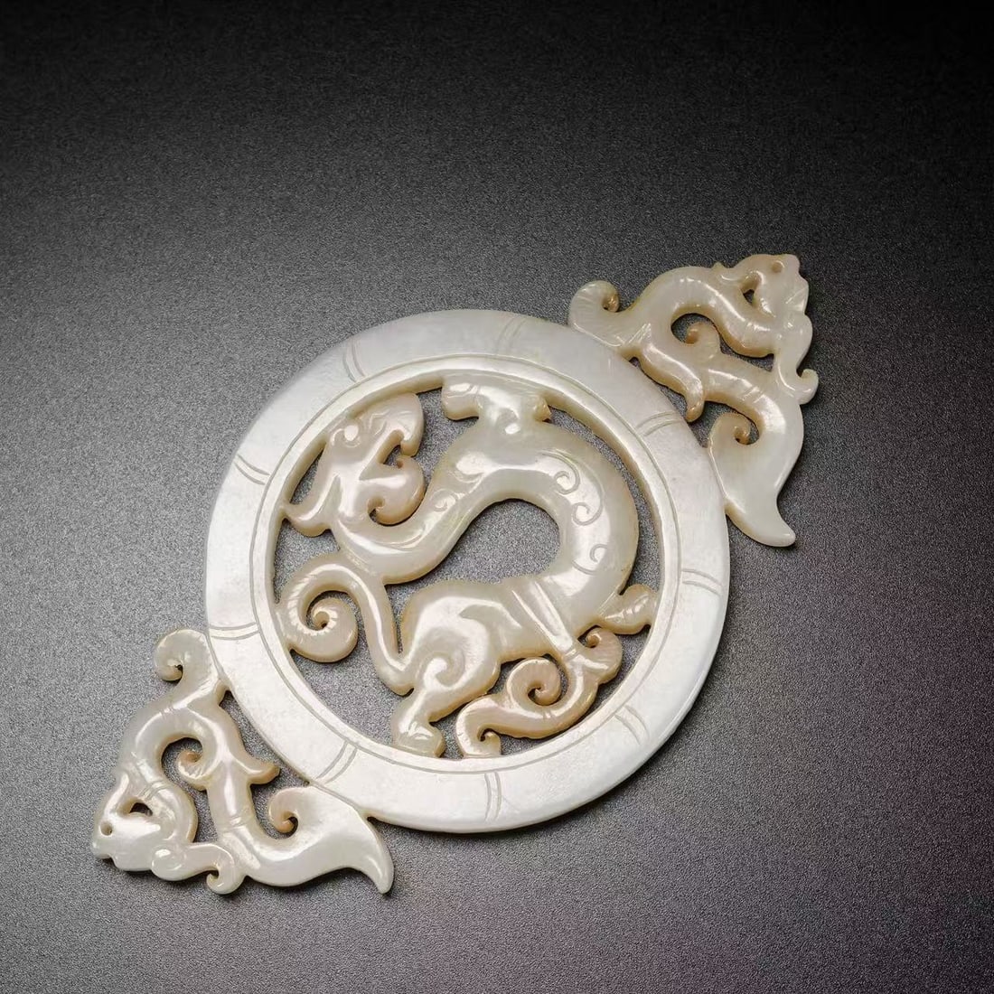 A Exquisite Hotan Jade Dragon Pattern Bi: A Exquisite Hotan Jade Dragon Pattern Bi,Han Dynasty, China,Size:2.5inx0.2inx4.3in,Weight:63g 和田玉龙璧,中国汉代