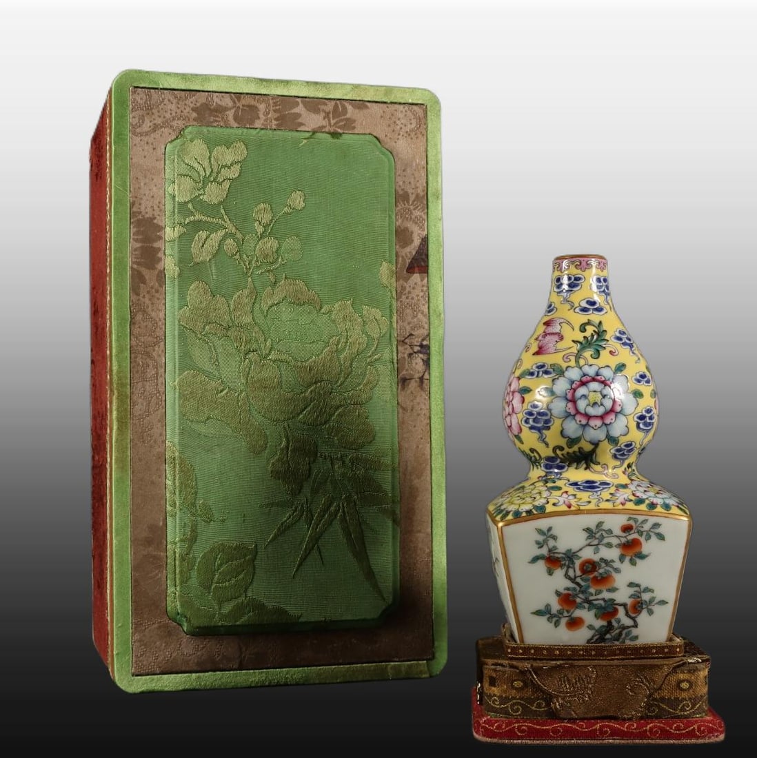 A Exquisite Famille-Rose Painted Gold Gourd Vase: A Exquisite Famille-Rose Painted Gold Gourd Vase,Qing Dynasty, China,Qianlong Six-character Mark,Size:5.9inx3.1in