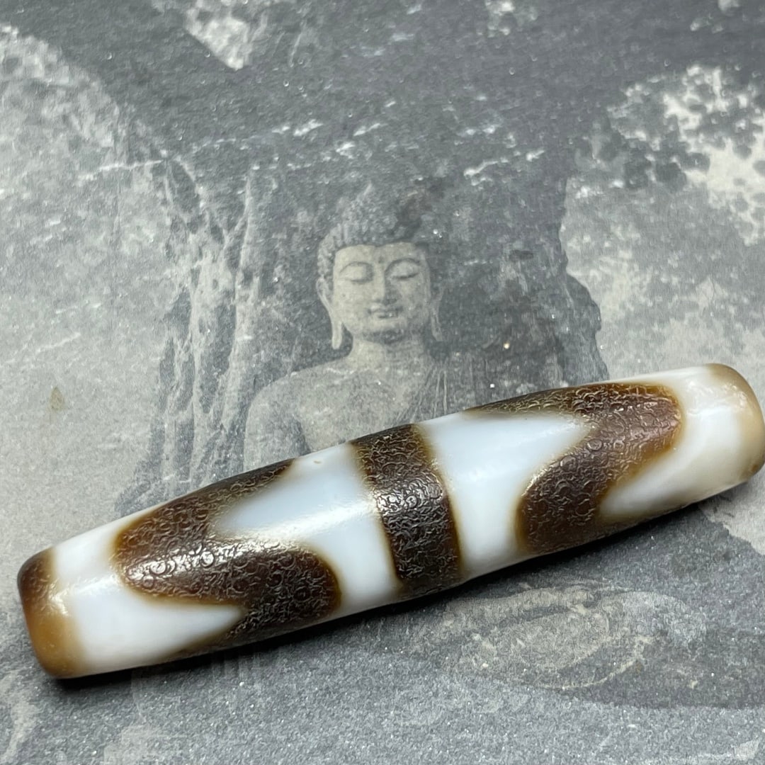 A Exquisite Tiger Tooth Dzi bead: A Exquisite Tiger Tooth Dzi bead,Qing Dynasty, China,Size:0.5inx2.2in 虎牙天珠,中国清代