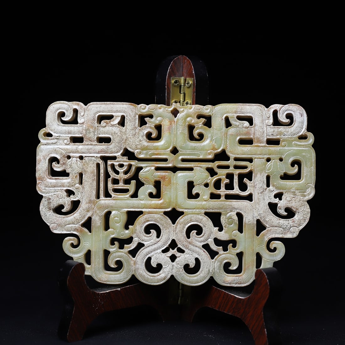 A Exquisite Hotan Jade Dragon Jade Pendant: A Exquisite Hotan Jade Dragon Jade Pendant,Han Dynasty, China,Size:5.9inx3.9in,Weight:200g 和田玉龙玉璧,中国汉代