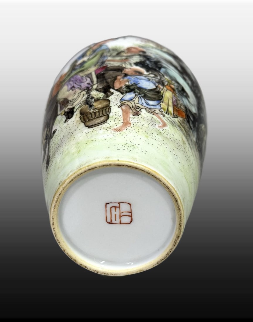 A Exquisite Famille-Rose Figures Pattern Vase - 9